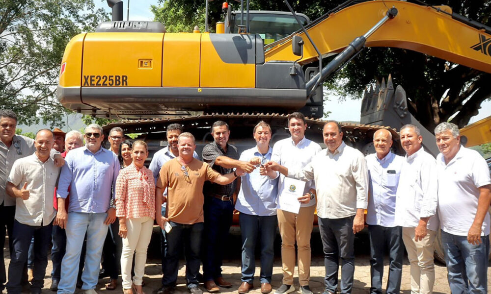 Prefeitura recebe escavadeira hidráulica avaliada em R$ 700 mil