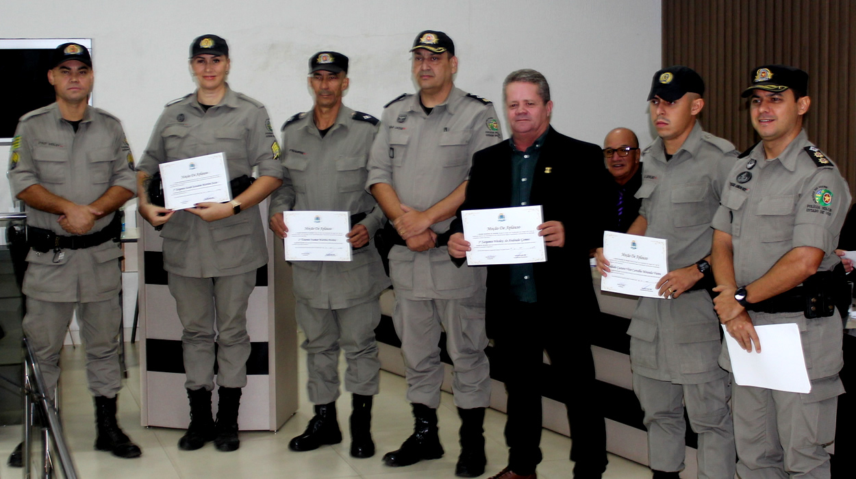 Policiais recebem moção de aplauso da Câmara de Vereadores