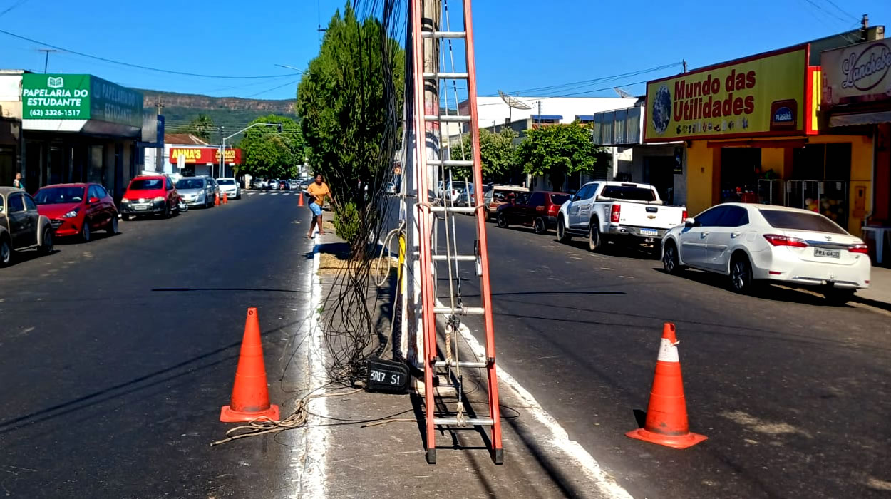 Urbanização comprometida com toneladas de fios expostos