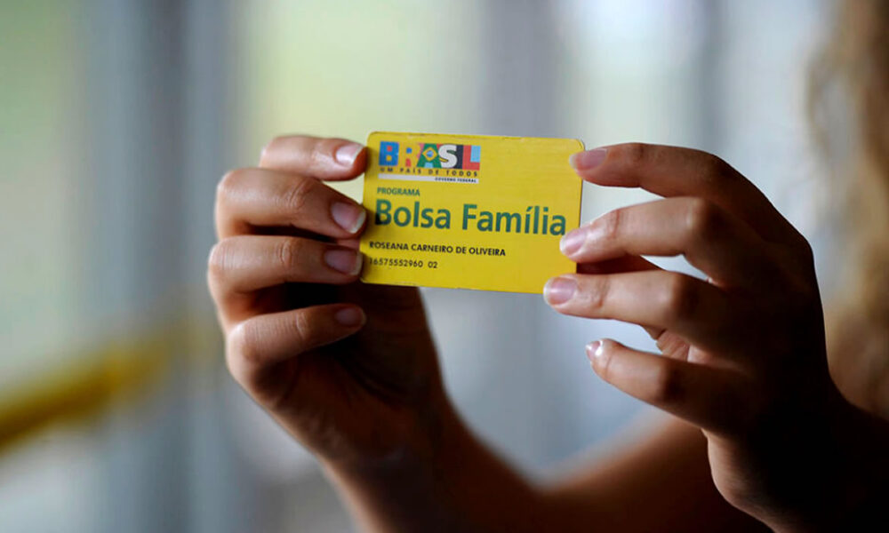 Brasil é dividido com Bolsa Família e carteira assinada
