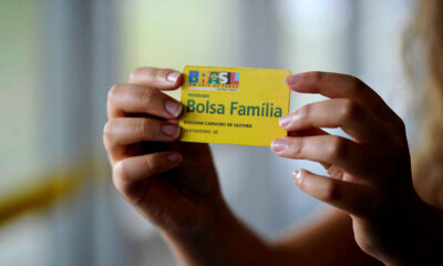 Brasil é dividido com Bolsa Família e carteira assinada