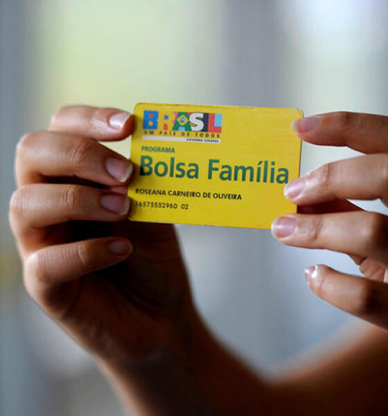 Brasil é dividido com Bolsa Família e carteira assinada