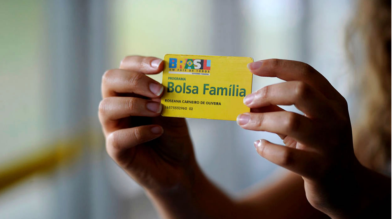 Brasil é dividido com Bolsa Família e carteira assinada