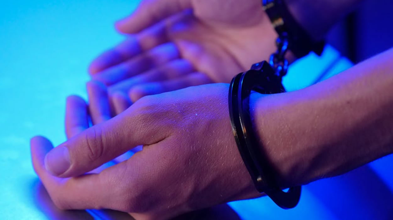 Homem é preso ao ameaçar a mãe dentro de delegacia