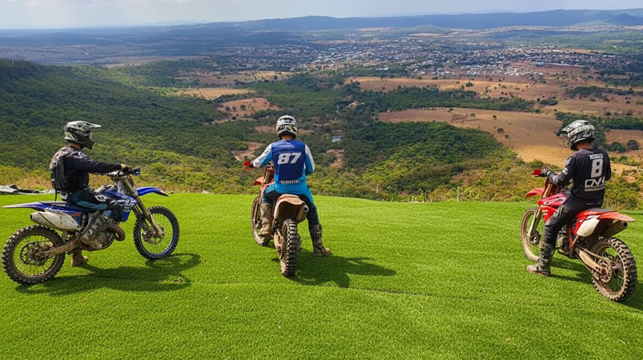 Polícia emite alerta contra motoqueiros no gramado de parapente